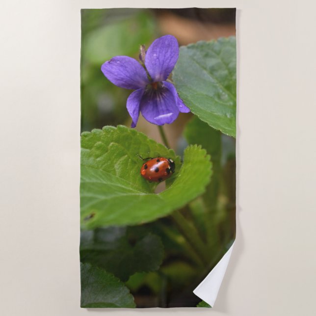 Toalha De Praia Ladybug em Flores de Violeta Doce (Frente)