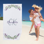 Toalha De Praia Lavanda violeta floral monograma nome elegante<br><div class="desc">Fundo branco,  decorado com flores de lavanda e verde de eucalipto. Personalize e adicione um nome e iniciais de monograma. O nome é escrito com um moderno estilo escrito à mão.</div>