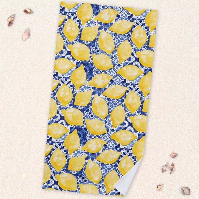 Toalha De Praia Limão Citrus Mediterrâneo Azulejo Azul Branco (Mediterranean fresh yellow citrus lemon pattern beach towel with a blue and white tile background)