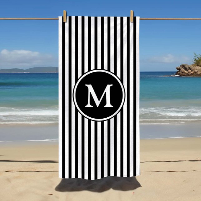 Toalha De Praia Listras Pretas e Brancas Monogramadas (Monogrammed Black & White Stripes Beach Towel)