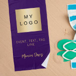Toalha De Praia Logotipo comercial de assinatura de nome roxo<br><div class="desc">Um fundo cor púrpura. Personalize e adicione o logotipo da sua empresa,  um texto (ou exclua se não desejar) seu nome. Texto do ouro.</div>