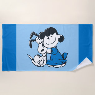 Toalha De Praia Lucy Hugging Snoopy