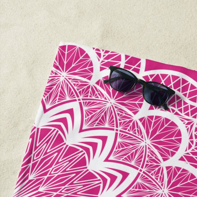 Toalha De Praia Mandala Branco em Fundo Rosa (In Situ)