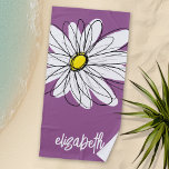 Toalha De Praia Margarida Whimsical - orquídea - nome do script de<br><div class="desc">Uma dúzia de desenhos de margarida. As linhas modernas são desenhadas à mão e incluem pétalas brancas e um centro amarelo para a flor. O fundo é um roxo macio, pastel - e o nome é um roteiro de tendências em branco. Você pode adicionar um nome, um monograma ou outro...</div>