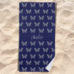 Toalha De Praia Marinho azul borboletas prateadas nome do padrão s<br><div class="desc">Um fundo azul marinho decorado com borboletas falso prateadas. Personalize e adicione seu nome.</div>