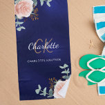 Toalha De Praia Marinho azul rosa dourado floral monograma iniciai<br><div class="desc">fundo azul marinho. A cor azul é irregular. Decorados com rosas de ouro rosa,  eucalipto verde e ouros de cor aquosa. Personalize e adicione seu primeiro nome,  iniciais do monograma e nome do cheio.</div>