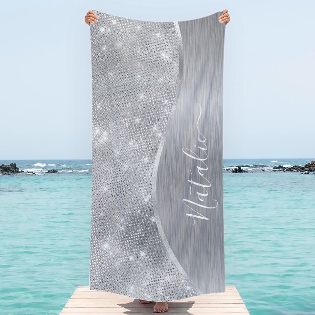 Toalha De Praia Metálico Personalizado Da Glitter De Prata Glam (You’ll feel like a star with this personalized beach towel that shines in silver glitter.)