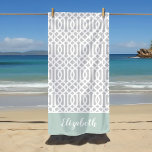Toalha De Praia Mint e Cinza Trellis Monograma | Cores editáveis<br><div class="desc">Esta toalha de praia feita sob encomenda tem um padrão de piscas de pré-disquete na menta do mar, cinzas leves e branco. Personalize-o com seu nome monograma ou outro texto personalizado em uma fonte moderna de script. Use as ferramentas de design para escolher qualquer cor de fundo, editar as fontes...</div>
