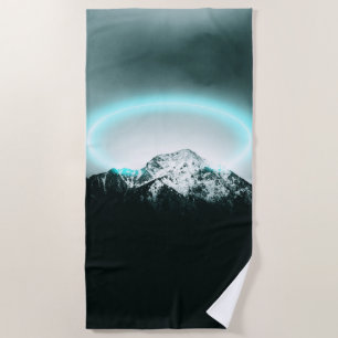 Toalha De Praia Misteriosa luz azul-neon da montanha nevada