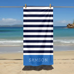 Toalha De Praia Monograma com tiras azuis e Marinhos<br><div class="desc">Esta toalha de praia personalizada tem um padrão de stripe horizontal de pré-disquete em marinho, azul e branco. Personalize-o com seu nome monograma ou outro texto personalizado em uma fonte serif moderna. Use as ferramentas de design para escolher qualquer cor de fundo, editar as fontes de texto e as cores...</div>