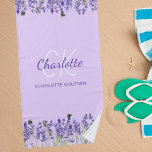 Toalha De Praia Monograma de flores violetas de lavanda<br><div class="desc">Personalize e adicione seu primeiro nome,  letras monográficas,  iniciais e nome do cheio. Uma lavanda cinzenta,  cor de fundo violeta,  flores lavandas de cor aquosa. Letras púrpuras e brancas de cor.</div>