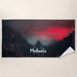 Toalha De Praia Monograma de nuvens, neblina e montanhas