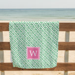 Toalha De Praia Monograma de Padrão Geométrico Rosa e Verde<br><div class="desc">Toalha de praia monograma pré-filmada em uma paleta colorida clássica de rosa e verde que apresenta um padrão geométrico grego inspirado em verde e branco,  com seu monograma inicial de solteiro centrado no fundo em cor rosa vítreo vibrante.</div>