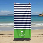 Toalha De Praia Monograma de Stripes Cardíacas Azuis e Verdes mari<br><div class="desc">Toalha de praia na moda personalizada em cores verde, marinho azul e branca. Este design apresenta um marinho clássico pré-disquete e um padrão listrado branco. Personalize-o com seu nome monograma ou outro texto personalizado com um símbolo cardíaco fofo. Use as ferramentas de design para escolher qualquer cor de fundo, editar...</div>