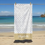Toalha De Praia Monograma de Trellis Dourada e Cinza | Cores editá<br><div class="desc">Esta toalha de praia feita sob encomenda tem um padrão de pisca de pré-disquete em ouro, cinzas leves e branco. Personalize-o com seu nome monograma ou outro texto personalizado em uma fonte moderna de script. Use as ferramentas de design para escolher qualquer cor de fundo, editar as fontes de texto...</div>