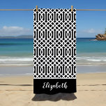 Toalha De Praia Monograma de Trellis Preta e Branca | Cores editáv<br><div class="desc">Esta toalha de praia feita sob encomenda tem um padrão de cela de pré-disquete em preto e branco. Personalize-o com seu nome monograma ou outro texto personalizado em uma fonte moderna de script. Use as ferramentas de design para escolher qualquer cor de fundo, editar as fontes de texto e as...</div>