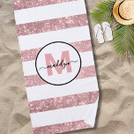 Toalha De Praia Monograma do nome da faixa cor-de-rosa com rosa Do<br><div class="desc">Toalha de praia de Monograma de Script Striped Sparkle, Rosa Brilhante, Rosa Girly Personalizado, Blush Rosa Brilhante. Adicione um toque de glamour e feminilidade à sua experiência no poolside ou no barco com esta toalha monograma na moda. Apresentando riscas brilhantes de brilho rosa dourado brilhante cor-de-rosa, cor-de-rosa, alternando com branco...</div>