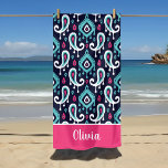 Toalha De Praia Monograma do nome da Paisley do Ikat, marinho e ro<br><div class="desc">Toalha de praia impressa personalizada com um fundo uniforme em forma de ikat, em cores marinho, rosa e turquesa. Personalize-o com o seu nome monograma numa borda rosa. Use as ferramentas de design para editar as fontes de texto e as cores e adicionar suas próprias fotos para criar uma de...</div>
