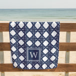 Toalha De Praia Monograma do Padrão do marinho Basketweave<br><div class="desc">A toalha de praia com monograma pré-definido apresenta um padrão de ondulação de cesto canalizada em azul-marinho clássico e branco,  com o seu monograma inicial de solteiro centrado no fundo na coordenação do azul-marinho.</div>