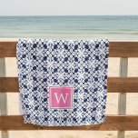 Toalha De Praia Monograma do padrão havaiano rosa e Marinho<br><div class="desc">A toalha chic da ilha monogramada de praia em uma paleta clássica de cor rosa e marinho apresenta um padrão botânico floral inspirado em tradicionais mantas havaianas,  com seu monograma inicial de solteiro centrado no fundo em cor-de-rosa vibrante.</div>
