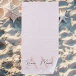 Toalha De Praia Monograma Minimalista Nome e Nome Inicial Pastel R<br><div class="desc">Faça um esplash de na moda na praia com nosso Monograma Minimalístico Monograma Personalizado Pastel Pink Inicial & Name Beach Towel. Apresentando um design cor-de-rosa chic pastel com um monograma e nome personalizáveis, essa elegante toalha de praia combina personalização com praticidade. Produzido a partir de algodão ultra macio e altamente...</div>