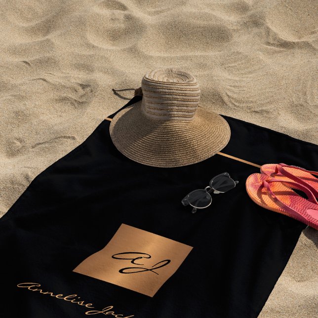 Toalha De Praia Monograma personalizado de ouro negro elegante (Criador carregado)