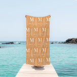 Toalha De Praia Monograma personalizado família laranja mínima mod<br><div class="desc">A família monográfica moderna é única,  ousada,  na moda cor de laranja elegante,  presente familiar correspondente. Ideal para reuniões familiares,  férias,  aniversário e festas de Natal.</div>