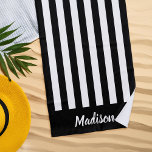 Toalha De Praia Monograma Simples de Black e White Stripes<br><div class="desc">Crie sua toalha de praia personalizada com um nome de monograma de script elegante personalizado e design de padrão de faixa em preto e branco.</div>