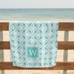 Toalha De Praia Monograma Turquoise do Padrão Havaiano<br><div class="desc">A toalha chic da ilha monogramada de praia em uma paleta cor de verão de turquesa aqua e branca apresenta um padrão botânico floral inspirado pelas tradicionais mantas havaianas,  com seu monograma inicial de solteiro centrado no fundo em uma brasa vibrante.</div>