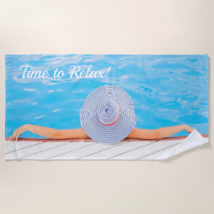 Toalha De Praia Mulher fotográfica personalizada relaxando na pisc