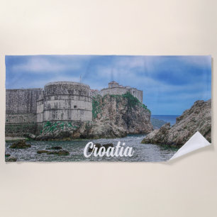 Toalha De Praia Muros de fortaleza, costa rochosa e mar na Croácia