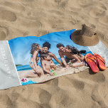 Toalha De Praia Na moda de Fotografia Personalizada Moderna Oceano<br><div class="desc">Faça um salto com esta toalha personalizada de praia fotográfica. Personalize com sua própria foto da família e destino de férias. A cor de fundo pode ser alterada em "personalizar mais". Isso faz um presente de excelente ou manutenção familiar e uma adição fantástica à lembrança da sua casa de praia....</div>