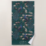 Toalha De Praia Na moda Peacock e Flor Bridesmaid Teal<br><div class="desc">Esta Na moda Peacock e Flor Bridesmaid Teal Beach Towel apresenta pavões azuis e lacrimejantes tocados em galhos de árvores da Magnolia no cheio florado, desenhados à mão a tinta preta. Personalize com Nome e Cabeçalho (todo o texto é editável) clicando em "Personalizar este modelo" na página do produto. Por...</div>