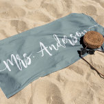 Toalha De Praia New Name Bride Wedding Honeymoon<br><div class="desc">Celebre seu novo status de noiva com esta toalha de praia verde de sábio personalizada,  com seu novo sobrenome em letras brancas,  com letra de script de assinatura,  com traços iniciais e finais. Faz um excelente de casamento,  chá ou presente de lua de mel.</div>