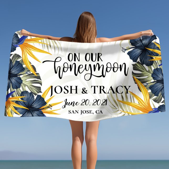 Toalha De Praia Newlyweds Personalizados Tropicais na moda (Stylish Chic Tropical Personalized Newlyweds Beach Towel)