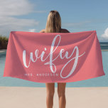 Toalha De Praia Noiva Branca E Rosa Esposa<br><div class="desc">Aceite seu novo status com esta toalha de praia "Wifey" na moda em cor rosa e branca, perfeita para luas de mel, dias de praia ou relaxamento ao lado do poolside. Projetada para noivas e recém-casados, esta toalha pode ser personalizada com um sobrenome, fazer-a como um presente pensativo ou acessório...</div>