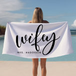 Toalha De Praia Noiva Esposa Preta E Branca<br><div class="desc">Celebre seu novo status com esta toalha de praia "Wifey" na moda em preto e branco clássico, perfeita para luas de mel, excursões de praia ou relaxamento ao lado do poolside. Projetada tendo em mente recém-casados, esta toalha pode ser personalizada com um sobrenome, fazer-a como um presente ou acessório ideal...</div>