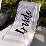 Toalha De Praia Noiva | Estirpe<br><div class="desc">Coloque raios na sua lua de mel ou na solteira... para fugir com nossa toalha de praia "BRIDE" que mostra seu novo status! Design apresenta listras brancas e cor-de-rosa pinceladas com "noiva" em letras maiúsculas pretas.</div>