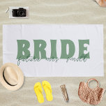 Toalha De Praia Noiva Futuro Sra. Nome Personalizado Branco e Verd<br><div class="desc">Enrole-se no luxo personalizado com nossa Noiva Futuro Sra. Personalizada,  White e Green Beach Towel! Feita para a futura noiva,  esta toalha é perfeita para saltar à piscina ou encharcar o sol na praia. Personalize com seu sobrenome futuro para obter um toque verdadeiramente exclusivo.</div>