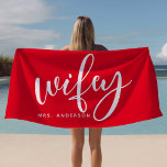 Toalha De Praia Noiva Vermelha e Branca Wifey<br><div class="desc">Mostre seu novo status com esta ousada toalha de praia "Wifey" em vermelho e branco, perfeita para luas de mel, dias de praia ou relaxamento pela piscina. Projetada para noivas e recém-casados, esta toalha pode ser personalizada com um sobrenome, fazer-a como um presente ou acessório na moda. Seja para relaxar...</div>