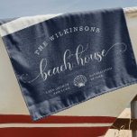 Toalha De Praia Nome da Família Moderna Beach House Script Marinho<br><div class="desc">Escrito moderno lendo BEACH HOUSE ao lado do nome da sua família em um design movido por tipografia de tendências. Estas toalhas de praia personalizadas, azuis e marinho pré-disquetes adicionam um toque chic à sua casa longe de casa. Eles apresentam uma ilustração de na moda seashell entre sua cidade e...</div>