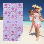 Toalha De Praia Nome das flores de rosas violentas rosa<br><div class="desc">Um fundo colorido violeta,  lavanda,  decorado com rosas cor-de-rosa,  flores. Personalize e adicione seu nome.</div>