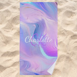 Toalha De Praia Nome das iniciais do monograma roxo, cor-de-rosa h<br><div class="desc">Fundo holográfico rosa,  roxo e azul. Personalize e adicione o seu nome e as iniciais do monograma. O nome é escrito com um script de estilo manuscrito.</div>