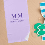 Toalha De Praia Nome das iniciais do monograma violeta de lavanda<br><div class="desc">Lavanda,  fundo violeta. Personalize e adicione as iniciais do monograma e o nome do cheio. Texto roxo.</div>