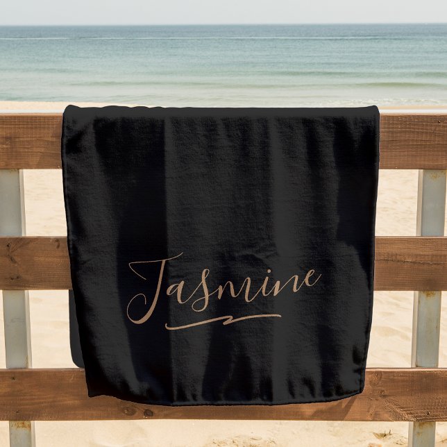 Toalha De Praia Nome de Script Feminina Dourada Moderna (This beach towel has a simple and elegant design with your name in gold script.)