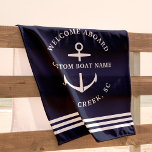 Toalha De Praia Nome do Barco Personalizado Moderno Bem-vindo a Bo<br><div class="desc">Toalha de praia barco náutica em azul marinho lendo "bem-vindo a bordo",  assim como seu nome e localização personalizados do barco.</div>