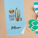 Toalha De Praia Nome do conselho do surf da cotação da praia life<br><div class="desc">Citação: vida na praia. Uma praia,  conselho surf,  sol com óculos escuros. Um fundo de cor azul clara. Personalize e adicione seu nome.</div>