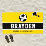 Toalha De Praia Nome do Jogador de Futebol Amarelo Personalizado<br><div class="desc">Design de toalha de praia personalizada para crianças e adolescentes apresenta uma bola de futebol personalizada com o número uniforme do jogador, texto personalizado para o primeiro ou sobrenome do jogador e texto moderno para o nome do time do futebol. Faz um presente de favor único para torneios e festas...</div>