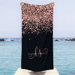 Toalha De Praia Nome do Monograma do Glitter Glitter Cor-de-Rosa r<br><div class="desc">Toalha de praia do Monograma Elegante Glitter Dourada Glitter Elegante. Personalize facilmente este design de toalha de praia em chic com elegante brilho rosa-ouro brilhante em fundo preto. O design apresenta seu monograma manuscrito com espirais bonito e seu nome.</div>