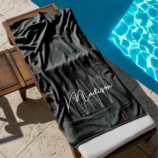 Toalha De Praia Nome do Monograma Moderno - Script Preto (Modern Monogram Name Script Black White Beach Towel)